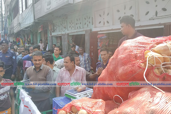 রাঙামাটিতে ৪৫ টাকায় পিয়াজ বিক্রি শুরু