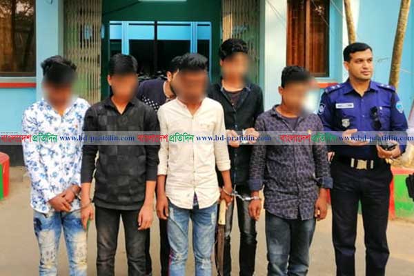 বেগমগঞ্জে ছিনতাইয়ের সময় কিশোর গ্যাংয়ের ৫ সদস্য আটক
