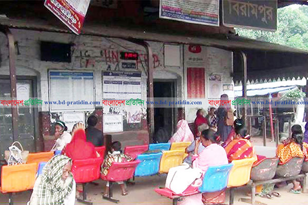 সেবার মান নেই বিরামপুর রেলওয়ে স্টেশনে, টিকিট সংকট
