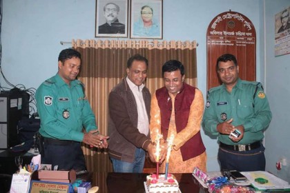 ওসির কক্ষে যুবলীগ নেতার জন্মদিন পালন!