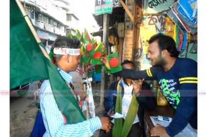 বগুড়ায় ব্যস্ত লাল-সবুজের ফেরিওয়ালা 