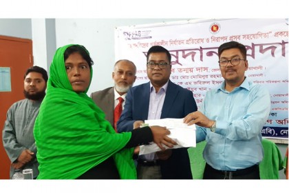 নোয়াখালীতে গর্ভবতী মায়েদের আর্থিক অনুদান-ওষুধ প্রদান