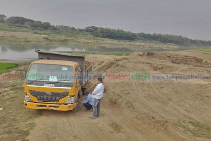 এডিসিকে দেখে মাটির ট্রাক ফেলে পলায়ন!