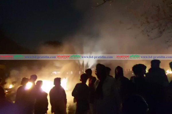 বিদ্যুৎ তারে লেগে আশুলিয়ায় খড় বোঝাই ট্রাকে আগুন