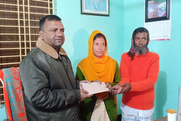 মেধাবী ফাতেমার পড়ালেখার দায়িত্ব নিলেন এমপি বকুল