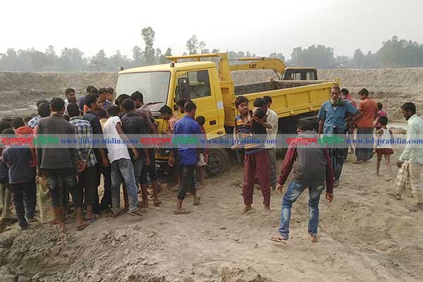 উল্লাপাড়ায় ড্রাম ট্রাকচাপায় স্কুলছাত্র নিহত