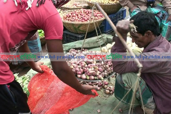 নাটোরে ৮০ টাকায় নতুন পিয়াজ