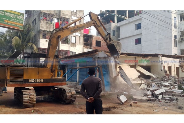 দিনাজপুরে অবৈধভাবে গড়ে উঠা স্থাপনা উচ্ছেদ