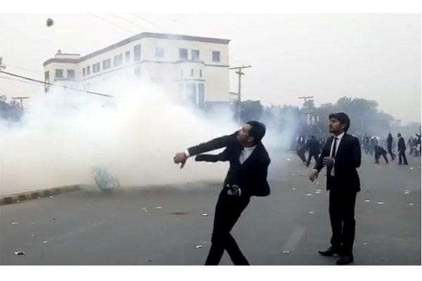 পাকিস্তানে হাসপাতালে আইনজীবীদের হামলা, প্রাণ গেল ৩ রোগীর