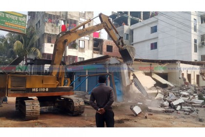 দিনাজপুরে অবৈধভাবে গড়ে উঠা স্থাপনা উচ্ছেদ