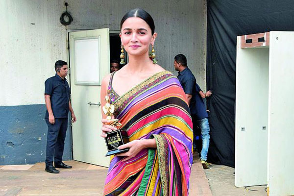 আলিয়া ভাটের বিরুদ্ধে ‘পুরস্কার চুরি’র অভিযোগ