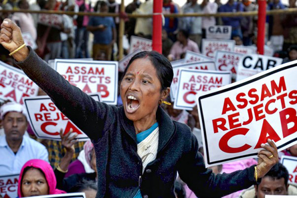 কারফিউ ভেঙে আসামে রাস্তায় মানুষ, চলছে বিক্ষোভ