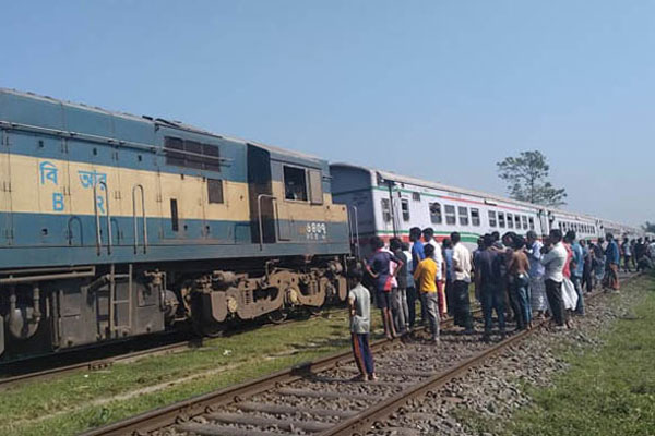 আবারও অল্পের জন্য বড় দুর্ঘটনা থেকে রক্ষা পেল ট্রেন