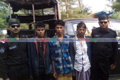টেকনাফে মাদক বিক্রির দুই লাখ টাকাসহ আটক ৩