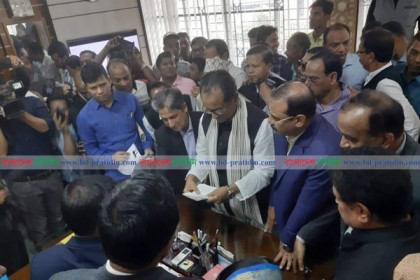 মনোনয়নপত্র জমা দিয়েছেন মোসলেম উদ্দিন আহমেদ