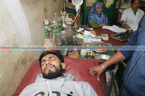 নোয়াখালীতে মেয়াদ উত্তীর্ণ কোমল পানীয় খেয়ে অসুস্থ ২, আটক ১