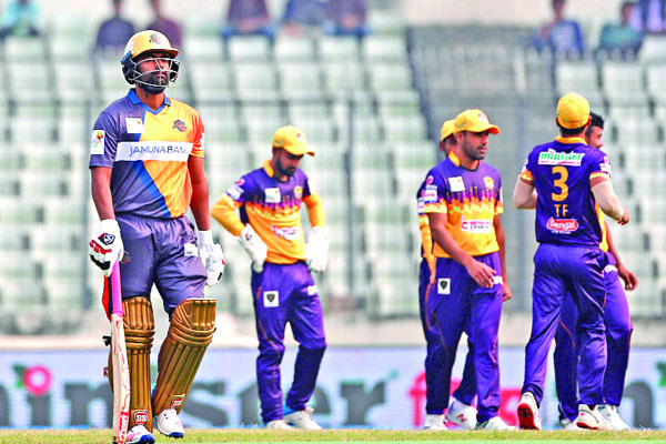 তামিম হারিয়ে যাচ্ছেন?