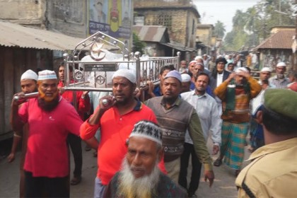‘লাশ ছুঁয়ে দাবি আদায়ের শপথ নিলেন শ্রমিকরা’
