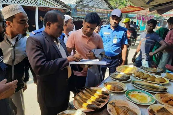 সেন্টমার্টিনে অস্বাস্থ্যকর পরিবেশে খাবার বিক্রি, ৫ রেস্টুরেন্টকে জরিমানা  