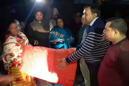 গভীর রাতে বাড়ি বাড়ি গিয়ে শীতবস্ত্র বিতরণ করলেন ইউএনও-ডিসি