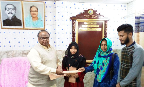 তিন মেধাবী শিক্ষার্থীকে রাজশাহী জেলা পরিষদের শিক্ষাবৃত্তি প্রদান