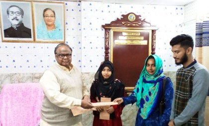 তিন মেধাবী শিক্ষার্থীকে রাজশাহী জেলা পরিষদের শিক্ষাবৃত্তি প্রদান