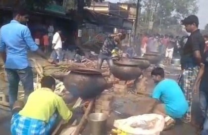 সড়ক আটকে রাস্তায় পিকনিক