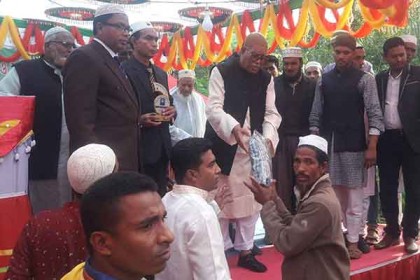 শীতার্তদের মাঝে খুলনা সিটি মেয়রের কম্বল বিতরণ