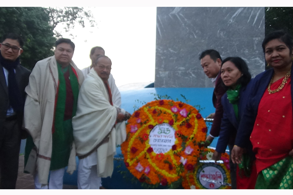 খাগড়াছড়িতে প্রথম প্রহরে জাতির শ্রেষ্ঠ সন্তানদের ফুল দিয়ে শ্রদ্ধা
