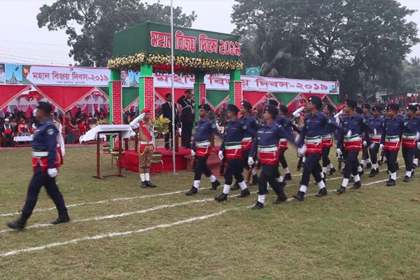 চুয়াডাঙ্গায় বিজয় দিবসে কুচকাওয়াজ প্রদর্শন 