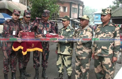 হিলি সীমান্তে বিএসএফকে মিষ্টি দিয়ে শুভেচ্ছা বিজিবি'র