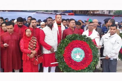 নোয়াখালীতে শহীদ স্মৃতিফলকে ফুলেল শ্রদ্ধা