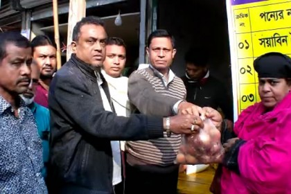 বাগেরহাটে উপজেলা পর্যায়ে টিসিবি’র পিয়াজ বিক্রি শুরু