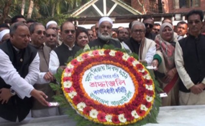 টুঙ্গিপাড়ায় জাতির পিতার সমাধিতে কেন্দ্রীয় আওয়ামী লীগের শ্রদ্ধা