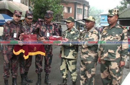 হিলি সীমান্তে বিএসএফকে মিষ্টি দিয়ে শুভেচ্ছা বিজিবি'র
