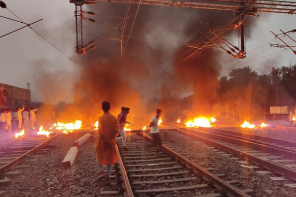আন্দোলনকারীদের বিক্ষোভ-ভাঙচুরে বন্ধ রেল, বিচ্ছিন্ন পশ্চিমবঙ্গের কয়েকটি জেলা