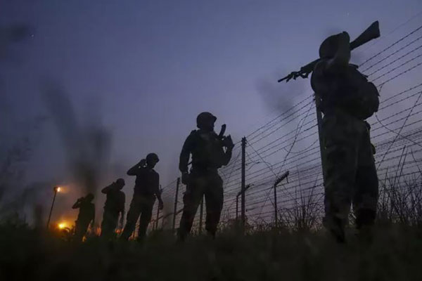 কাশ্মীর সীমান্তে উত্তেজনা, গোলাগুলিতে ২ ভারতীয় সেনা নিহত