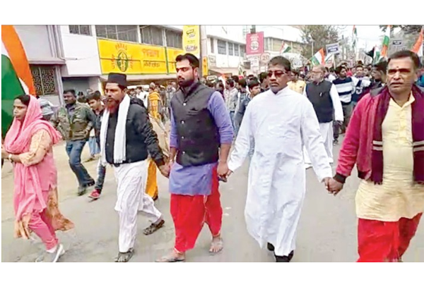 উত্তাল ভারত: সম্প্রীতির পথে হাতে হাত ফাদার-পুরোহিত-ইমামের