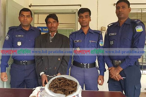 হালুয়াঘাটে পুলিশের হাতে মাদক ব্যবসায়ী আটক