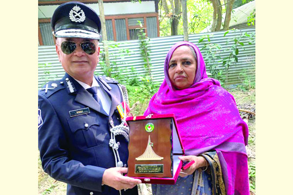 উপহার নিয়ে বীরাঙ্গনার বাড়িতে পুলিশ কর্মকর্তা