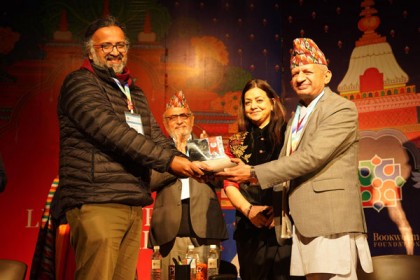 ডিএসসি দক্ষিণ এশীয় সাহিত্য পুরস্কার পেলেন অমিতাভ বাগচি