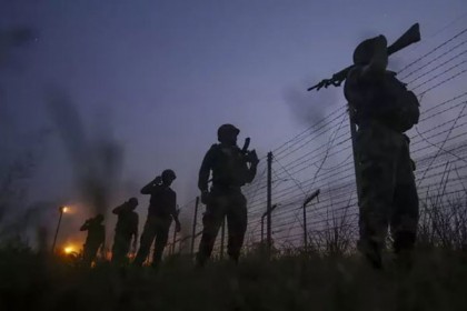 কাশ্মীর সীমান্তে উত্তেজনা, গোলাগুলিতে ২ ভারতীয় সেনা নিহত