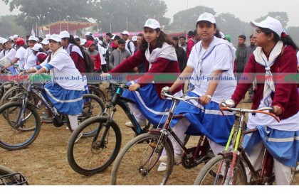 ঠাকুরগাঁওয়ে কিশোরীদের সাইক্লিং 