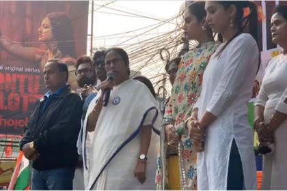 নাগরিকত্ব আইন বাতিলের দাবিতে এবার রাজপথে মিমি-নুসরাত