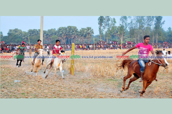 তানোরে হয়ে গেল ঐতিহ্যবাহী ঘোড়া দৌড় প্রতিযোগিতা