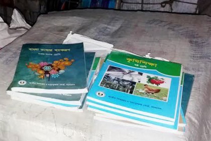 সরকারি বই বিক্রির ঘটনায় থানায় লিখিত অভিযোগ