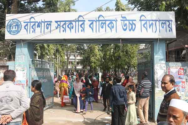 বরিশালে ৪ সরকারি স্কুলে তৃতীয় শ্রেণির ভর্তি যুদ্ধ অনুষ্ঠিত