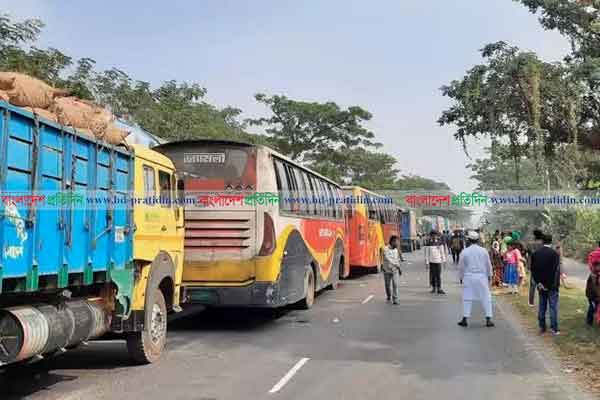 বনপাড়া-হাটিকুমরুল মহাসড়কের ৯০ কিলোমিটারজুড়ে যানজট