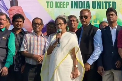 দেশে আগুন জ্বালানো আপনার কাজ নয়: অমিত শাহকে মমতা