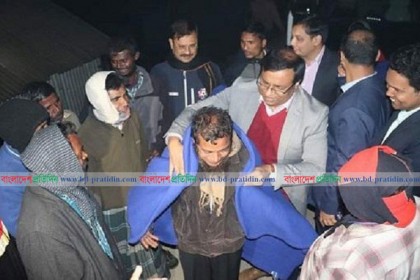 গাইবান্ধায় শীতার্তদের মাঝে কম্বল বিতরণ